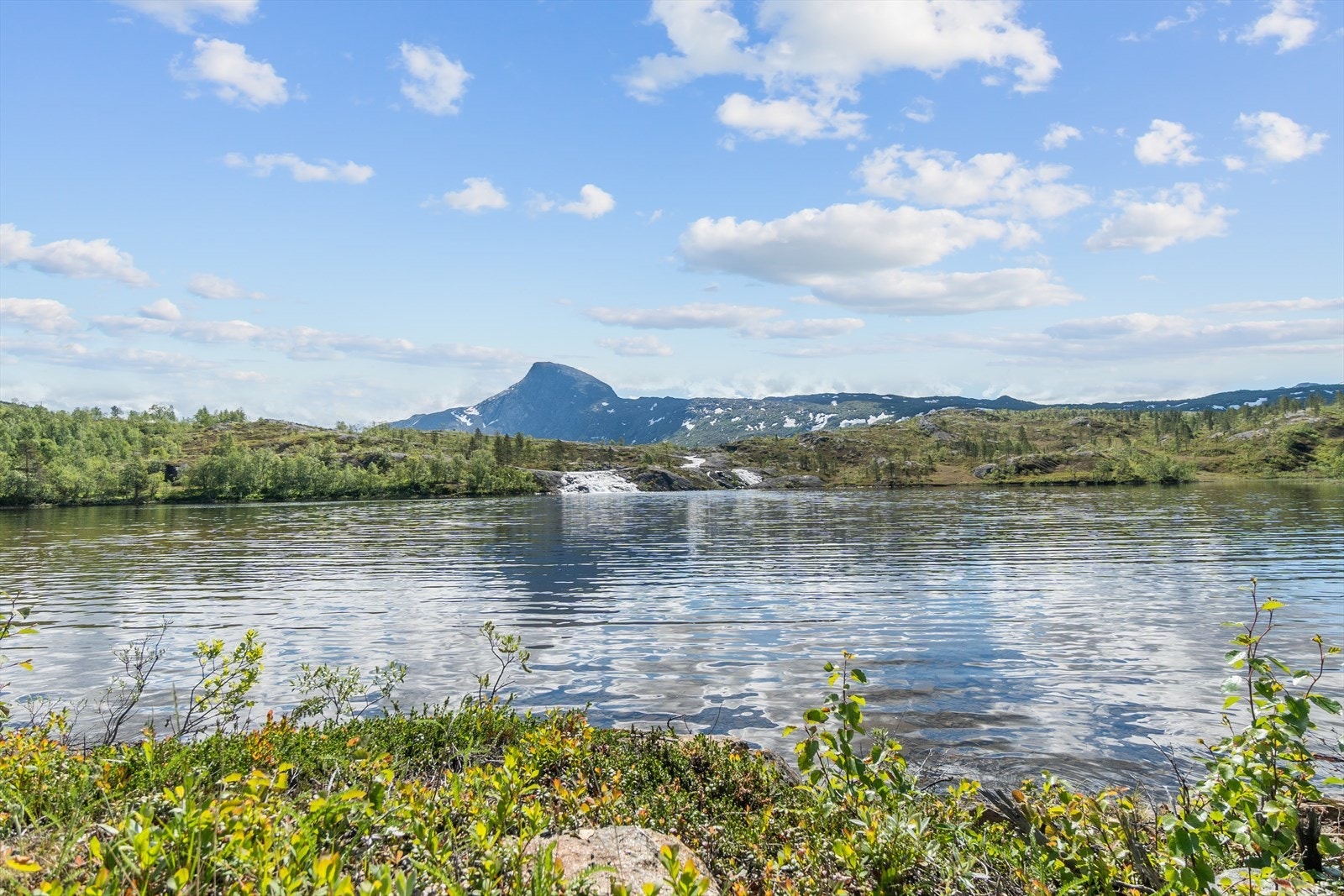 Ramsgjelvannet med Ramsgjellinden i bakgrunnen Galleribilde
