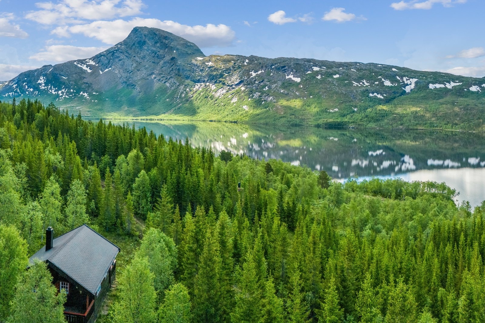 Ramsgjeltinden ligger nord for eiendommen Galleribilde