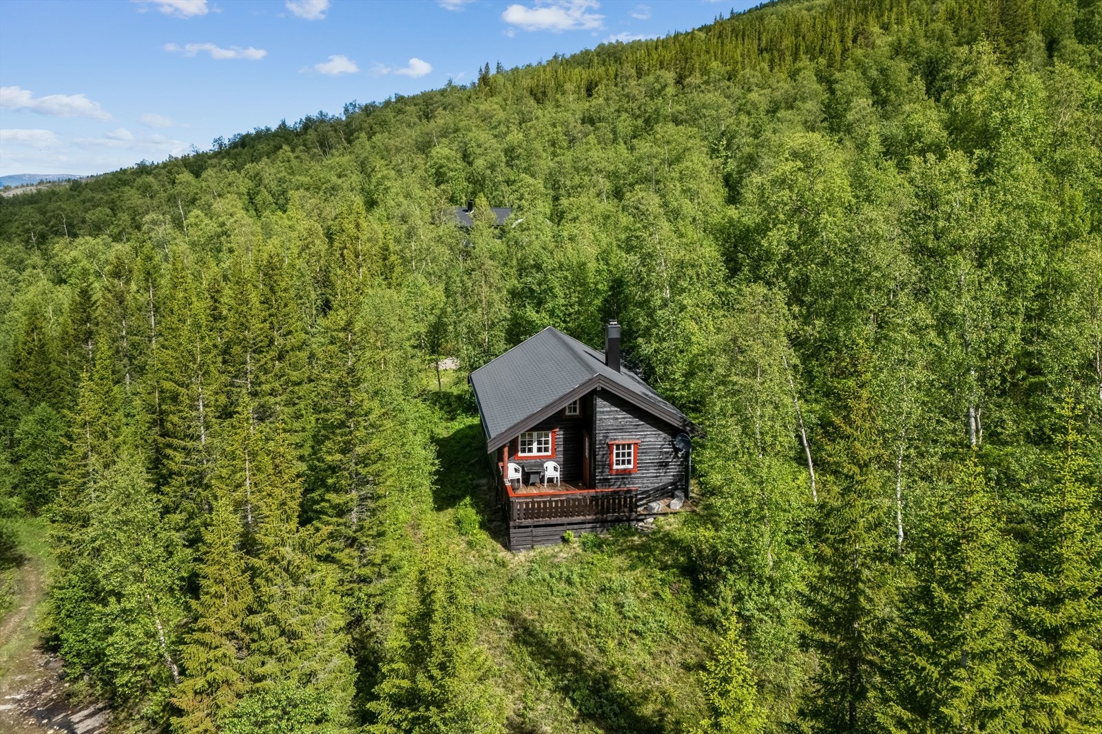 Dronefoto av hytten Galleribilde