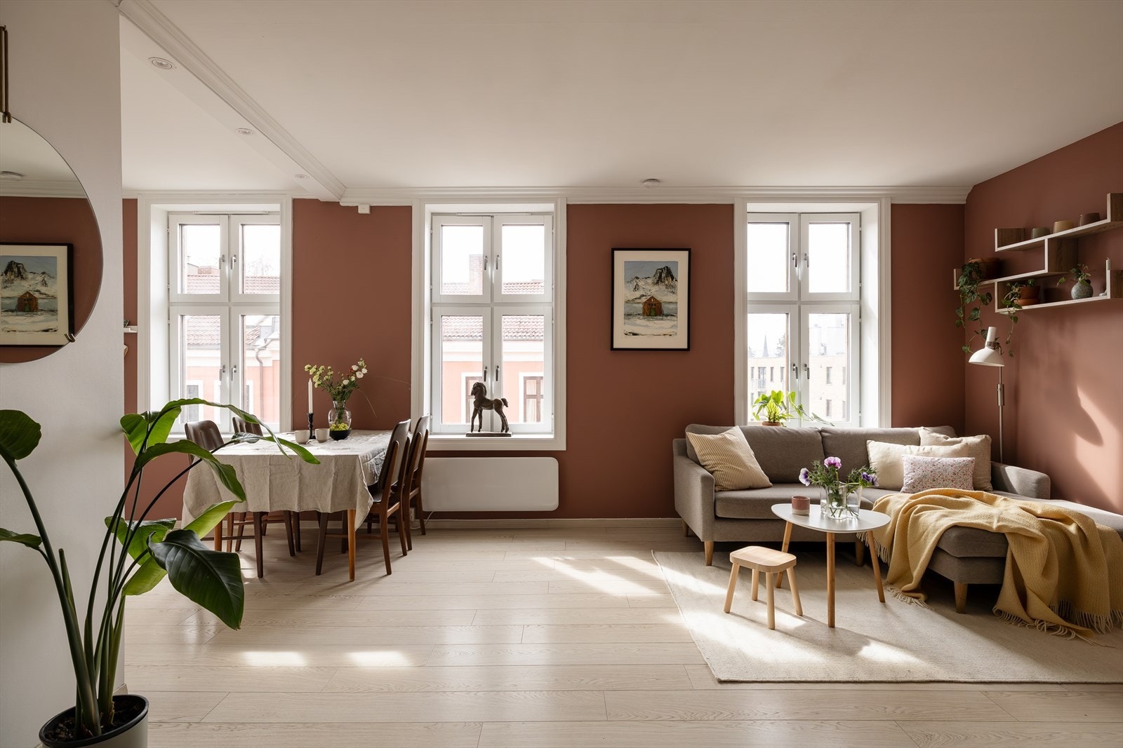 De store vindusflatene bidrar til rikelig med lysinnslipp, som skaper en god atmosfære. Galleribilde