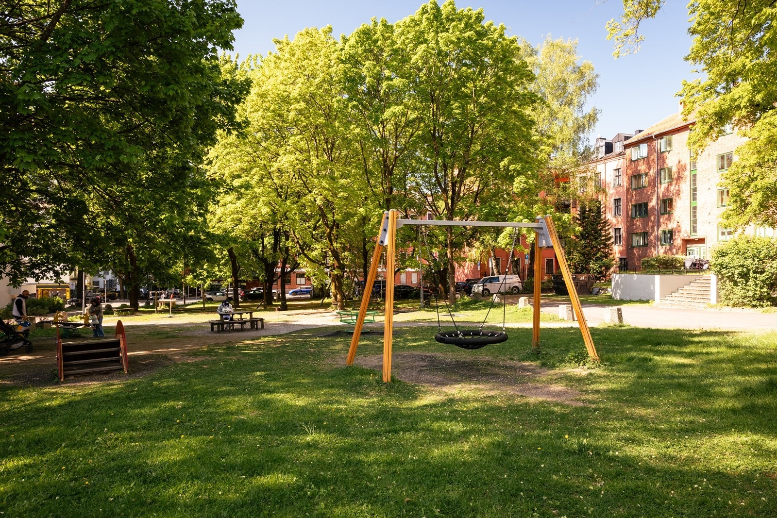 Nærområdet er rolig, med lekestativer for de minste. Galleribilde