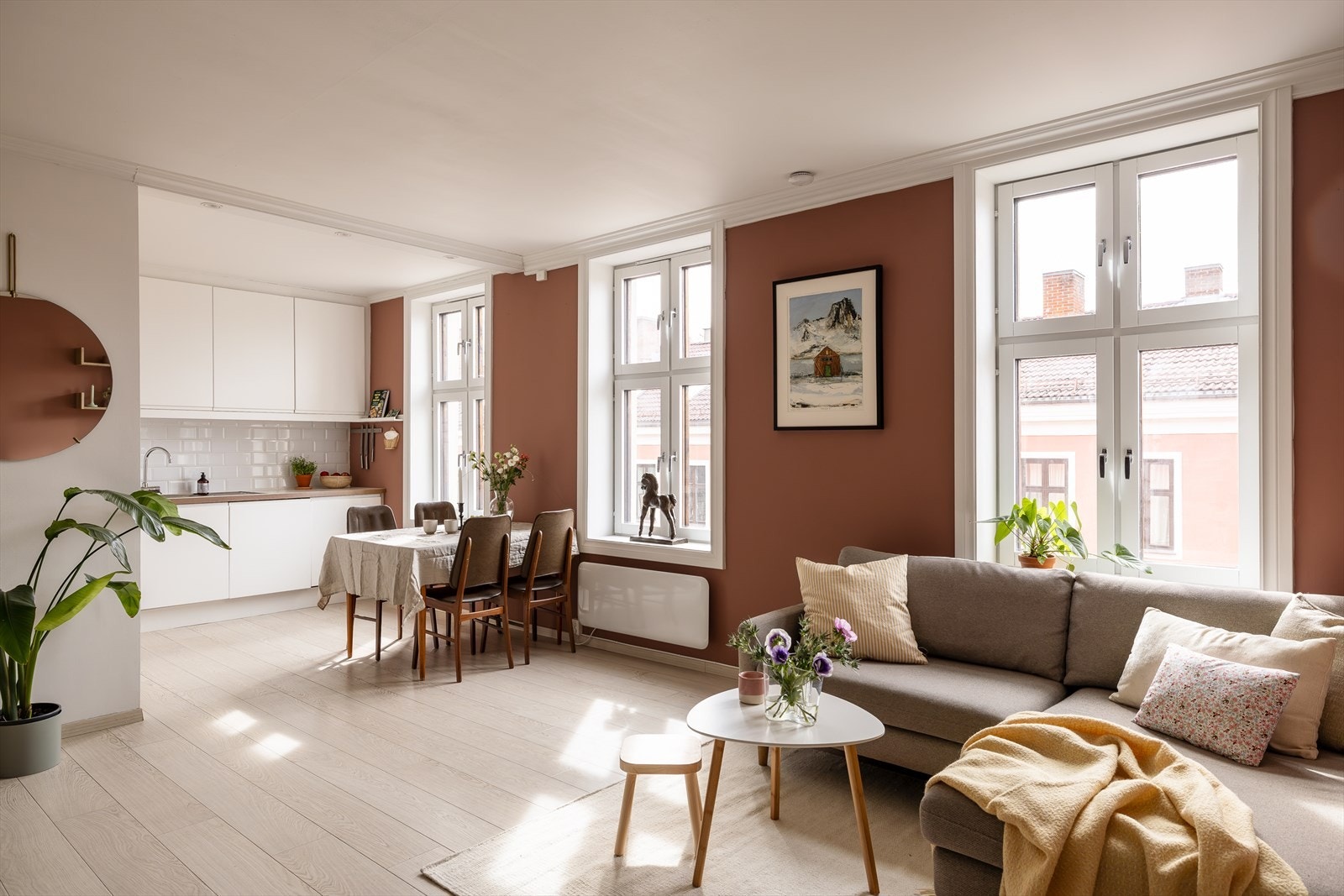 Leiligheten oppleves lys og innbydende med en gjennomgående planløsning og god standard. Galleribilde