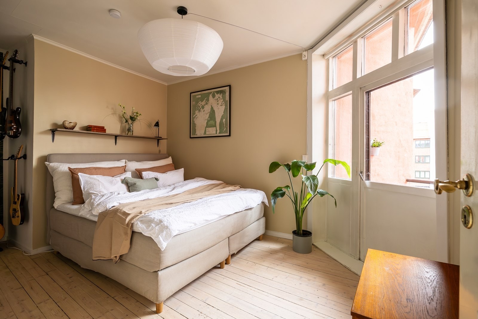 De store vindusflatene gir rikelig med naturlig lys til rommet. Galleribilde