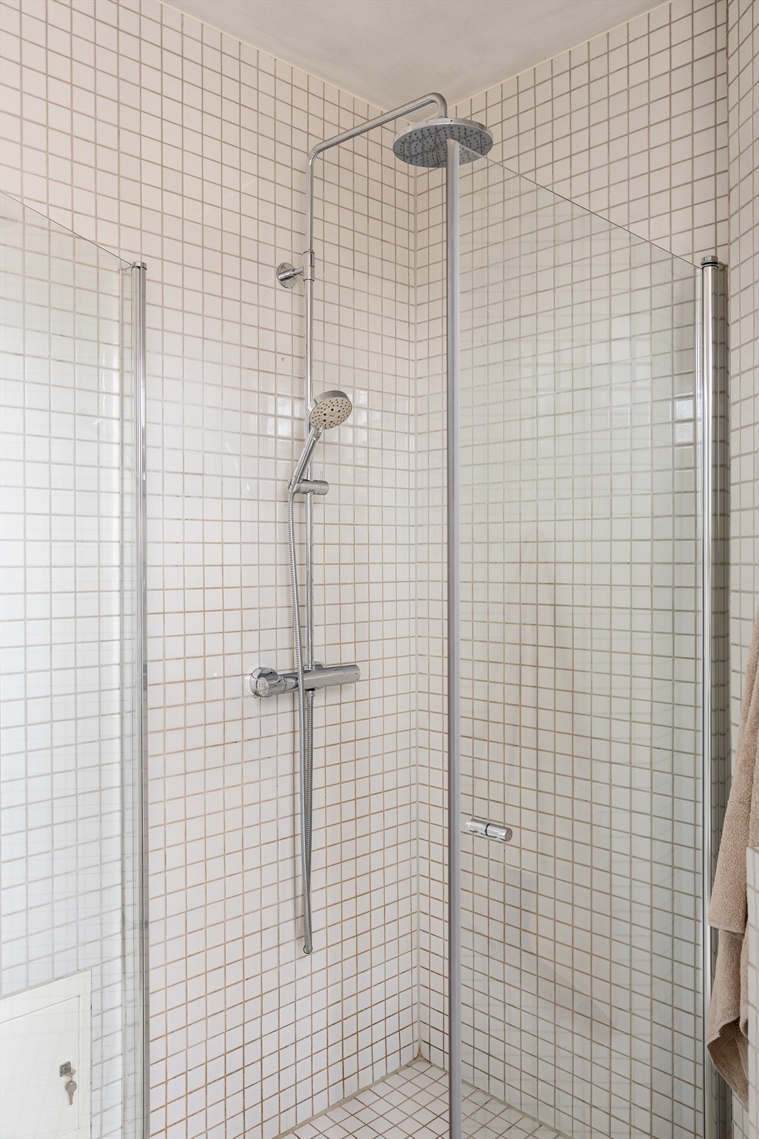 Dusjen er utstyrt med både regnfalls- og hånddusj. Galleribilde