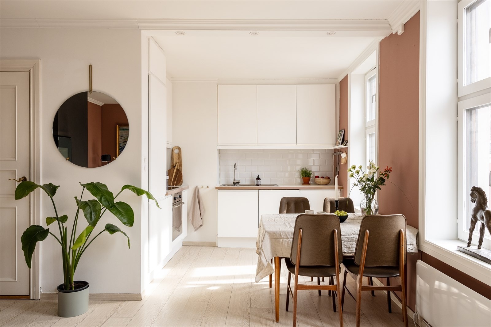 Stuen og kjøkkenet utgjør et sosialt allrom med god plass til innredning i ulike soner. Galleribilde