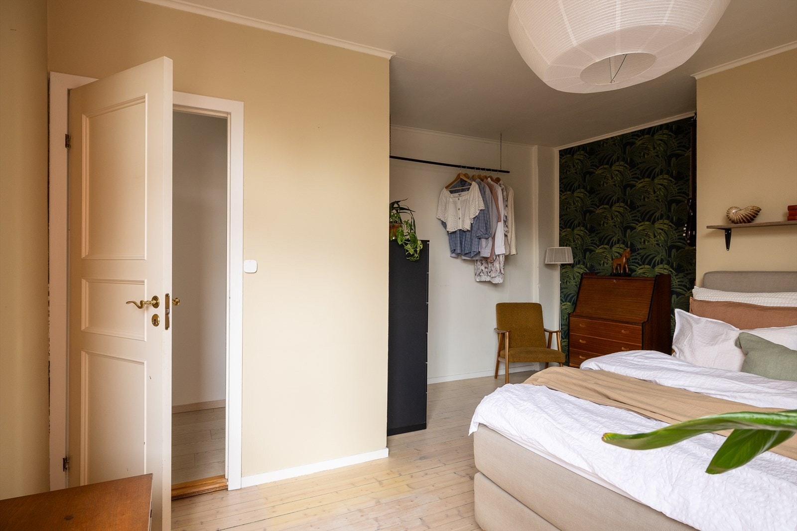 I hjørnet finner du et praktisk oppheng for klær og tilbehør. Her er det laget en kontrastvegg som spiller godt mot resten av rommet. Galleribilde