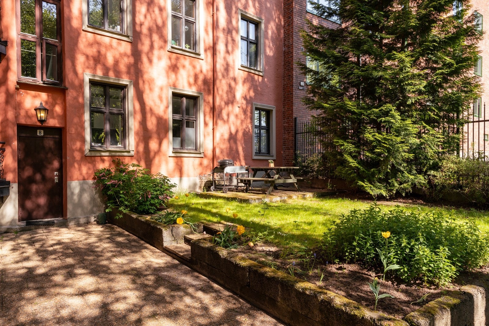 Sameiet har en hyggelig bakgård med sittegruppe og grill. Galleribilde