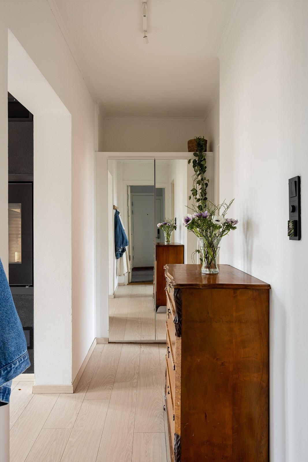 En lys og luftig gang fører deg mellom rommene. Galleribilde