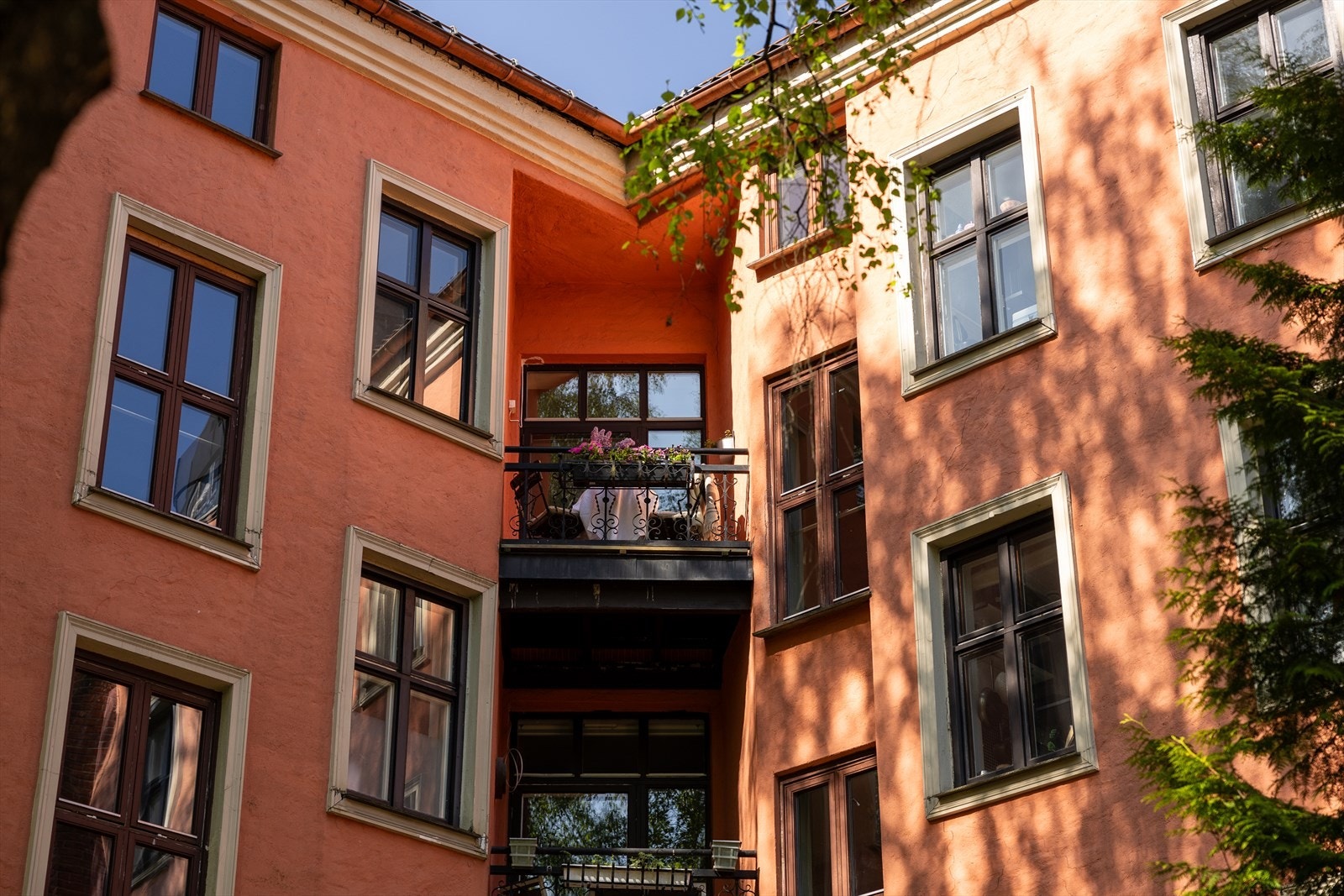 Beliggenheten i hjørnet holder deg skjermet for vær og vind. Om sommeren holder balkongen seg sval og behagelig. Galleribilde