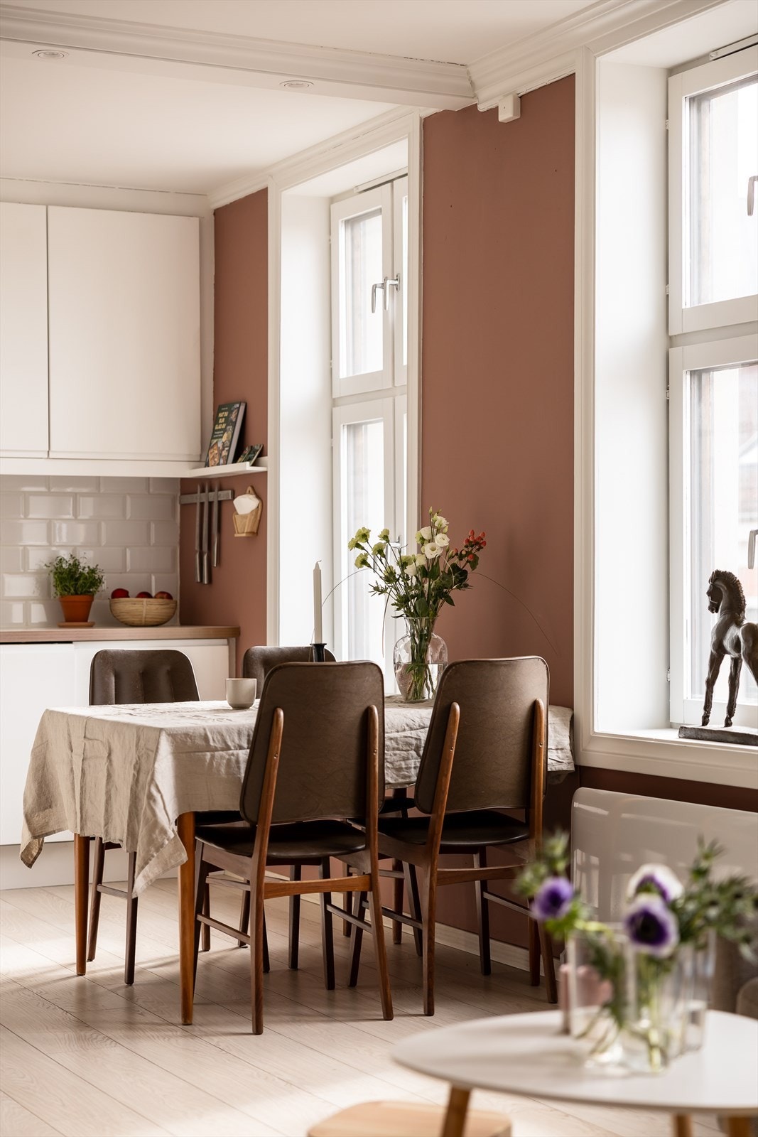 Spisestuen finner sin naturlige plass mellom stue- og kjøkkendel. Galleribilde