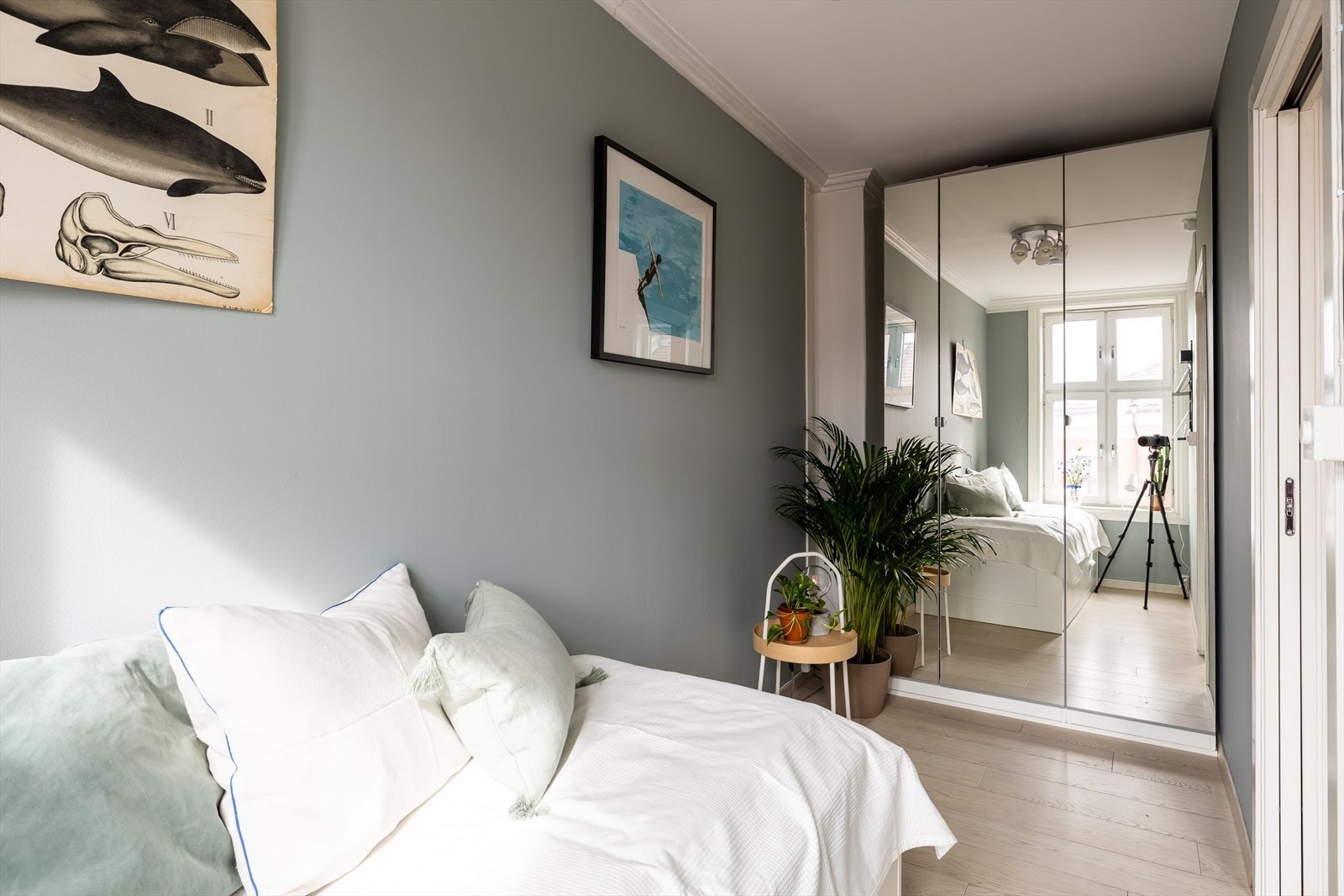 I enden finner du et flott speilskap som gir godt med lagringsplass. Galleribilde