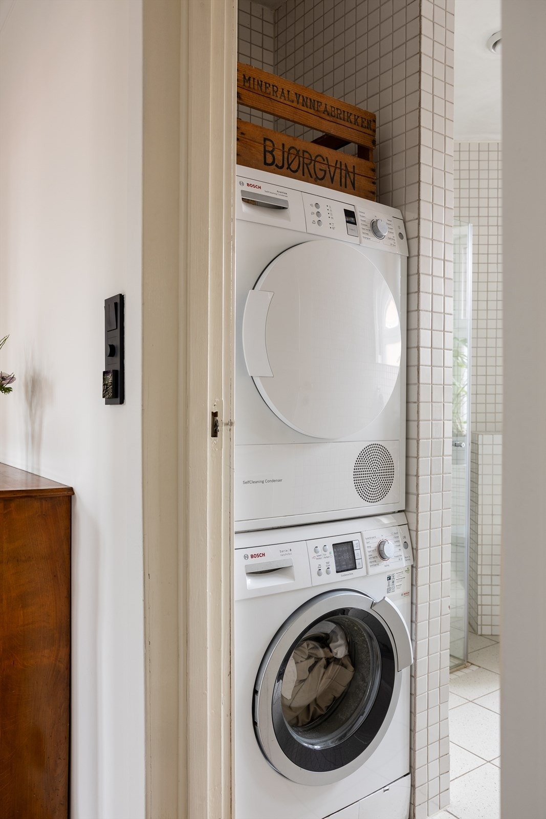Her finner du egen nisje til vaskemaskin og tørketrommel. Galleribilde