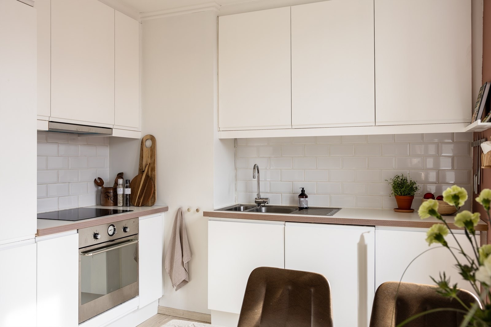 Integrert i innredningen er platetopp, stekeovn, oppvaskmaskin og kjøleskap med frysedel. Galleribilde