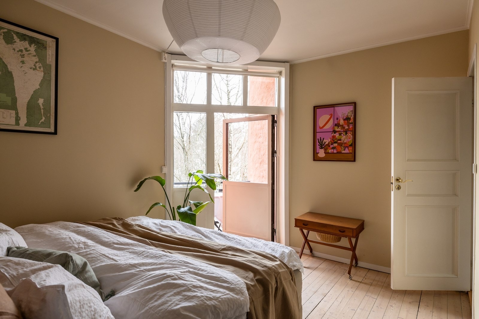 Hovedsoverommet er holdt i duse, behagelige farger. Her har du god plass til dobbeltseng. Galleribilde