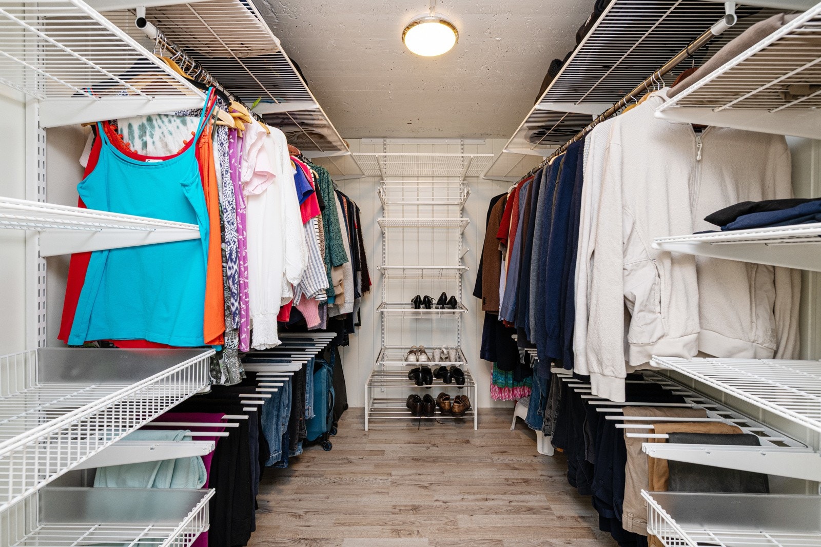 Romslig walk in closet for sov 1 Galleribilde