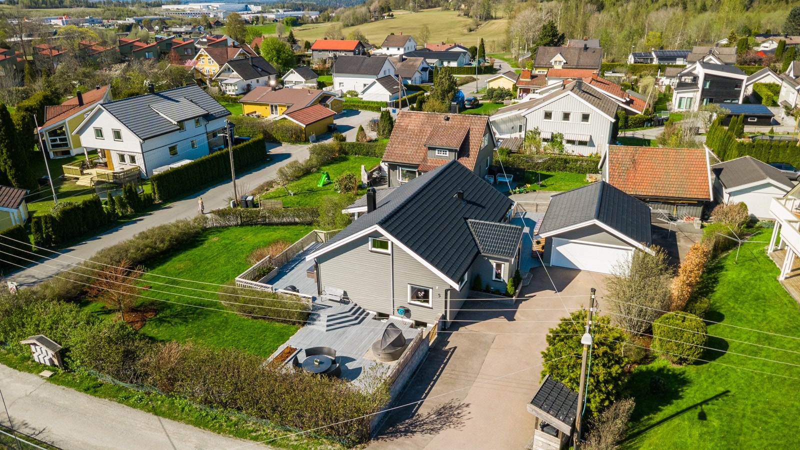 Herlig tomt med stor hage og gode solforhold Galleribilde
