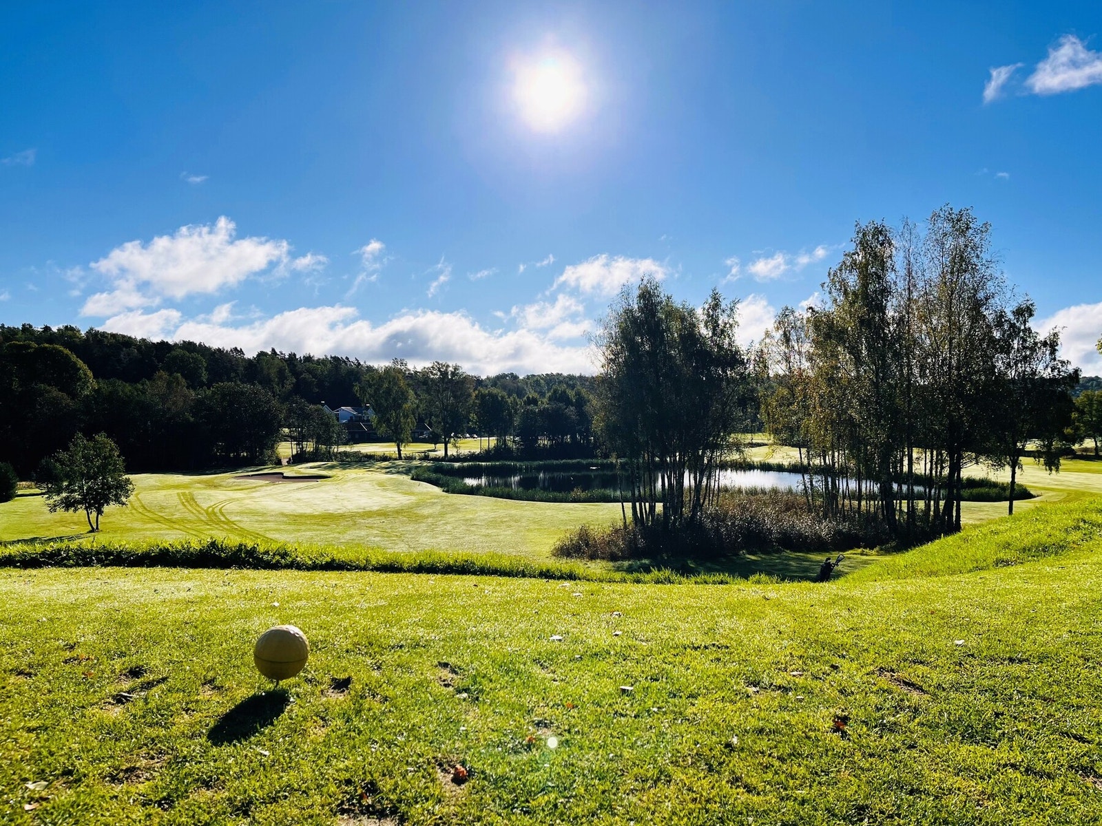 Son byr på en rekke med aktiviteter som bl.a. flott golfbane, slalåmbakke, tennisbaner, idrettshall, svømmehall, treningssenter, seilklubb m.m. Galleribilde