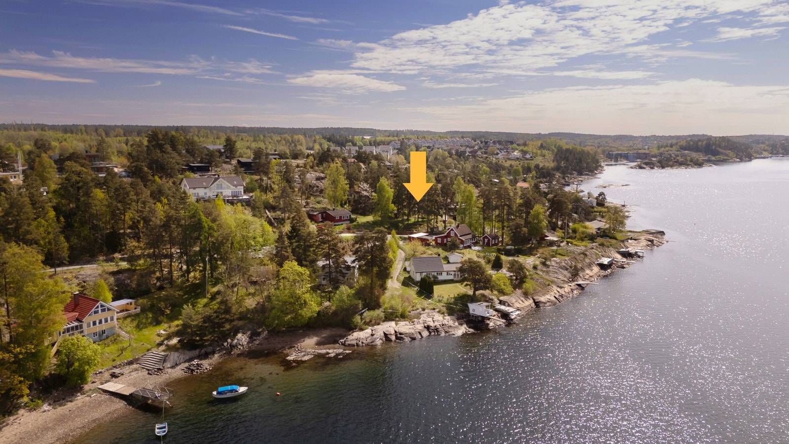 Attraktiv boligtomt i rolig område med flott sjøutsikt. Galleribilde