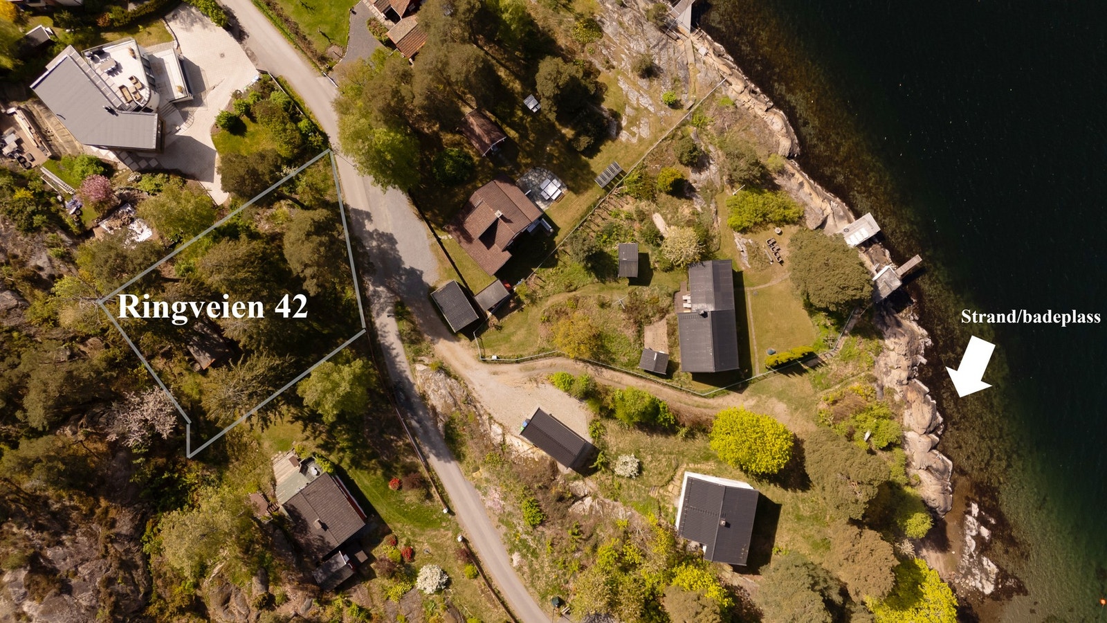 Velkommen til Ringveien 42! Fra tomten er du på stranda på ca. ett minutt. De inntegnede tomtegrensene er kun omtrentlige og ment som illustrasjon. Galleribilde