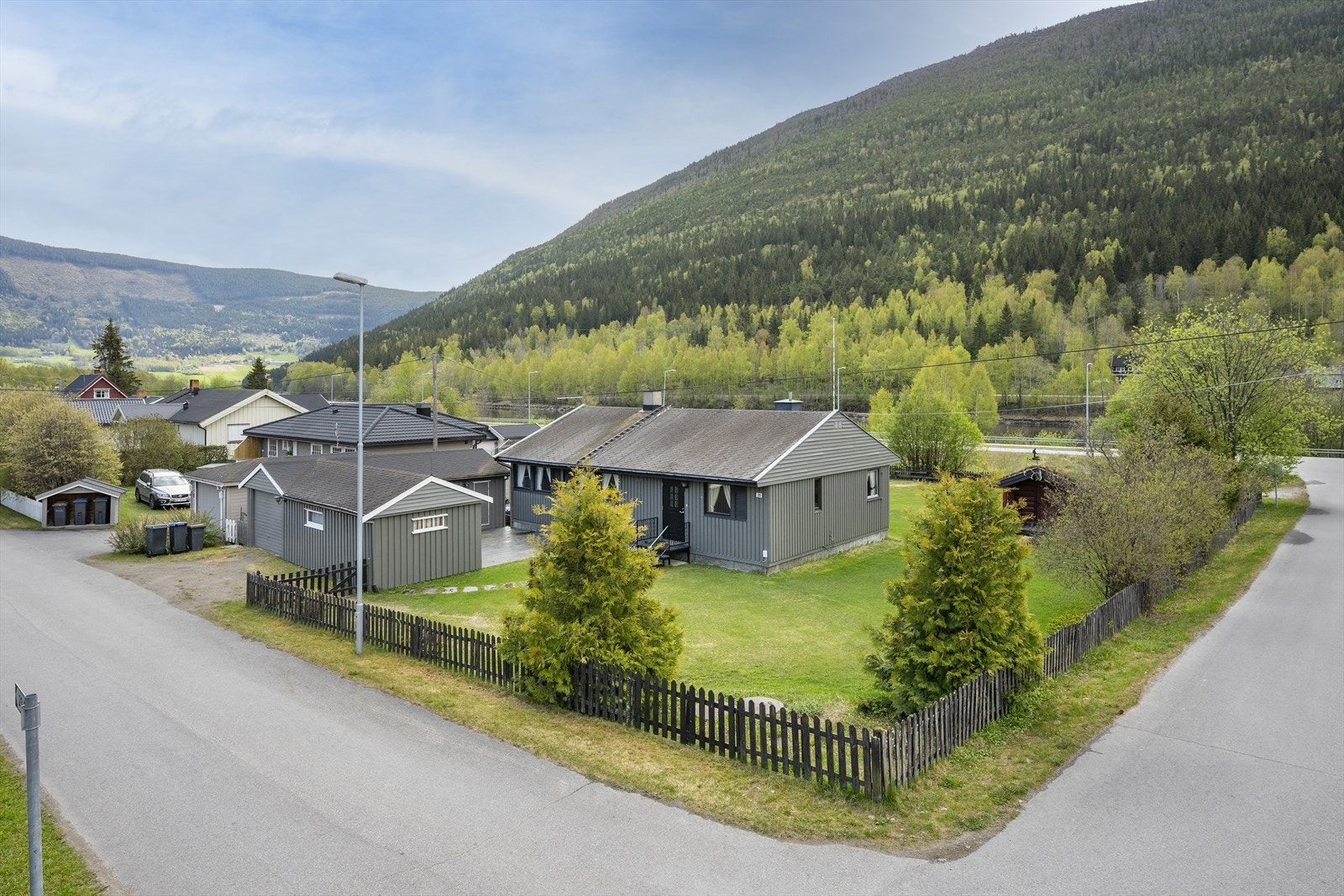 Unni Rolstad v/Eiendomsmegler 1 presenterer Elvevegen 39! Galleribilde