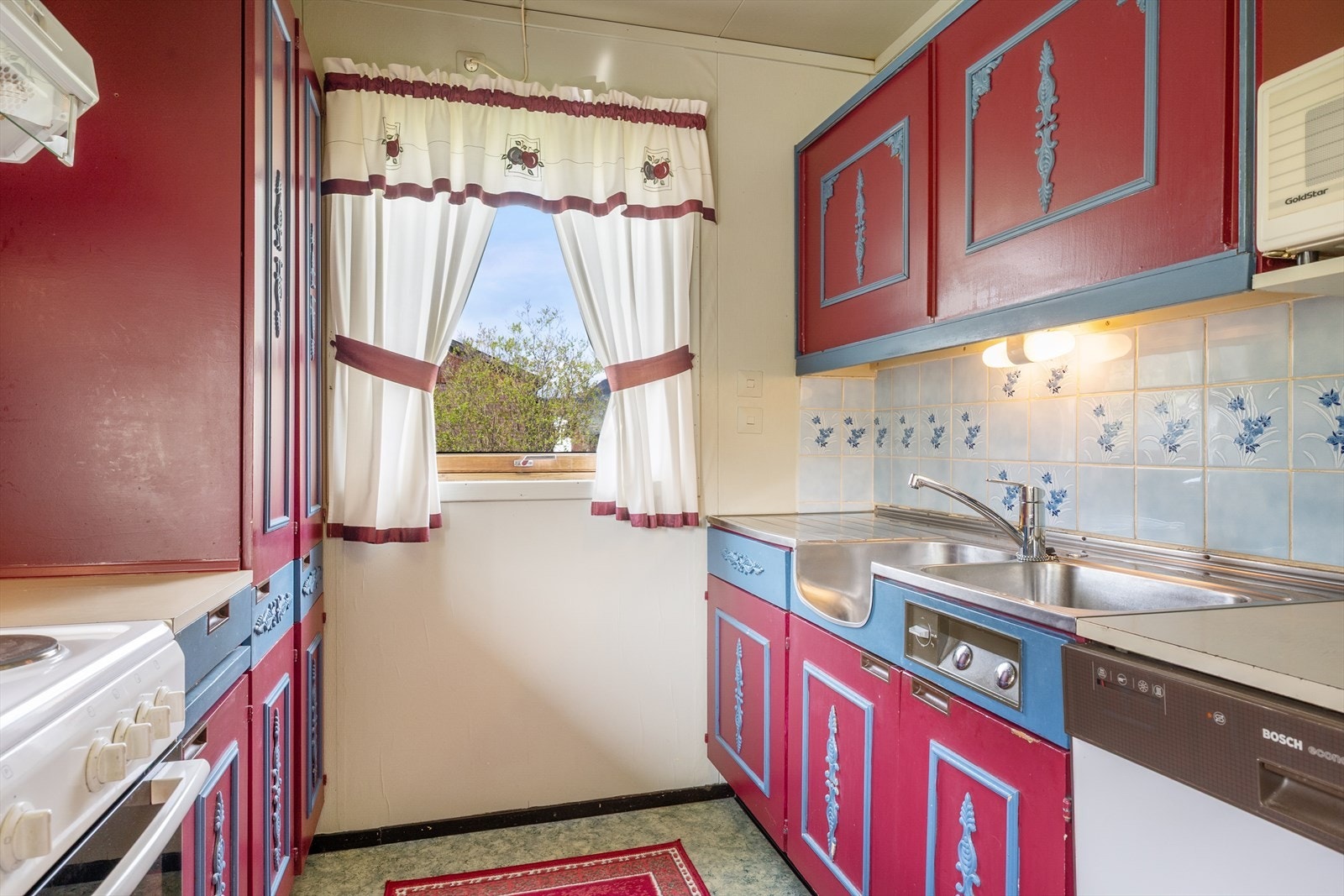 Innredningen har malte fronter, og dels lys benkeplate og benkeplate i stål. Galleribilde