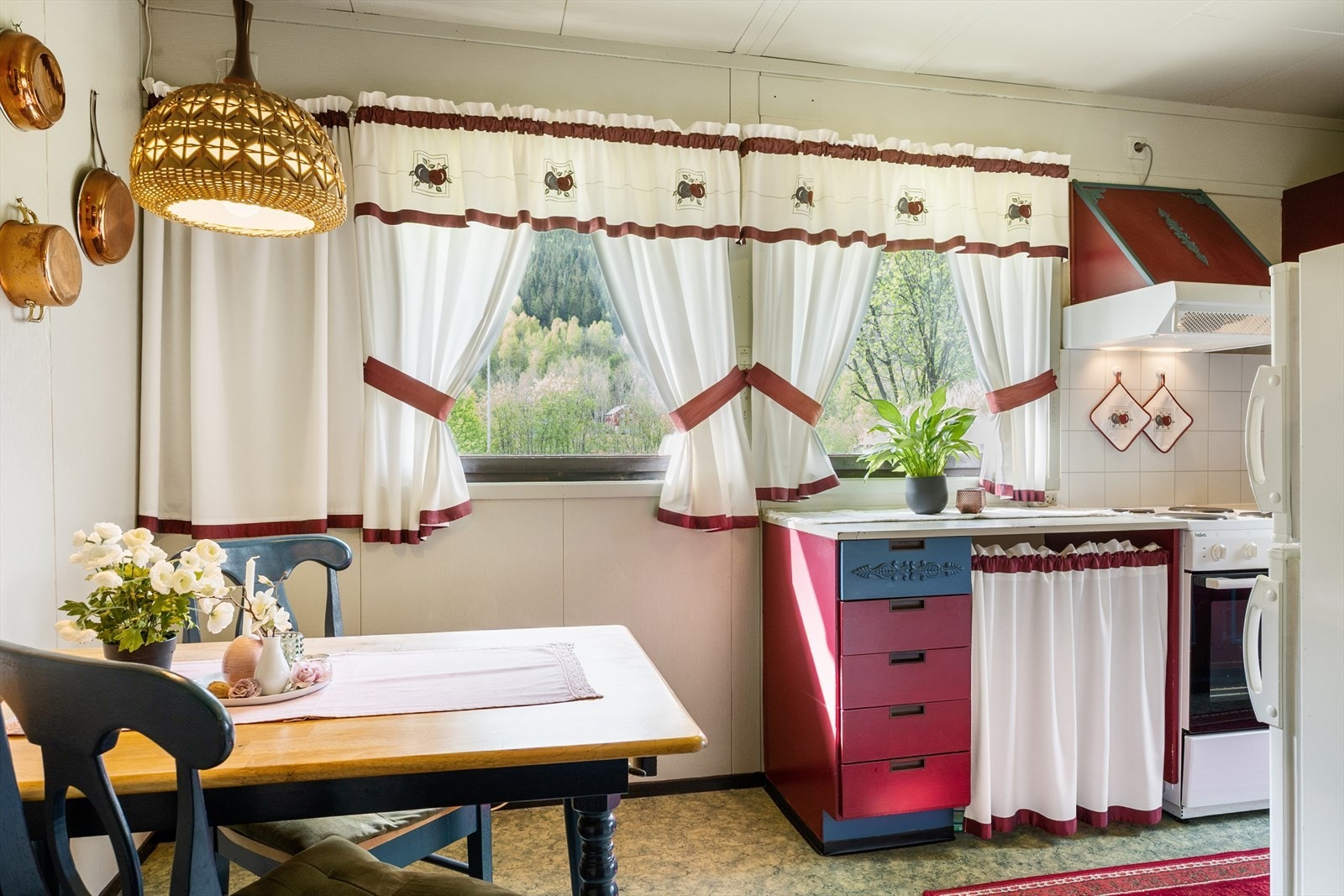 Slik kjøkkenet står i dag har rommet plass til lite spisebord. Galleribilde