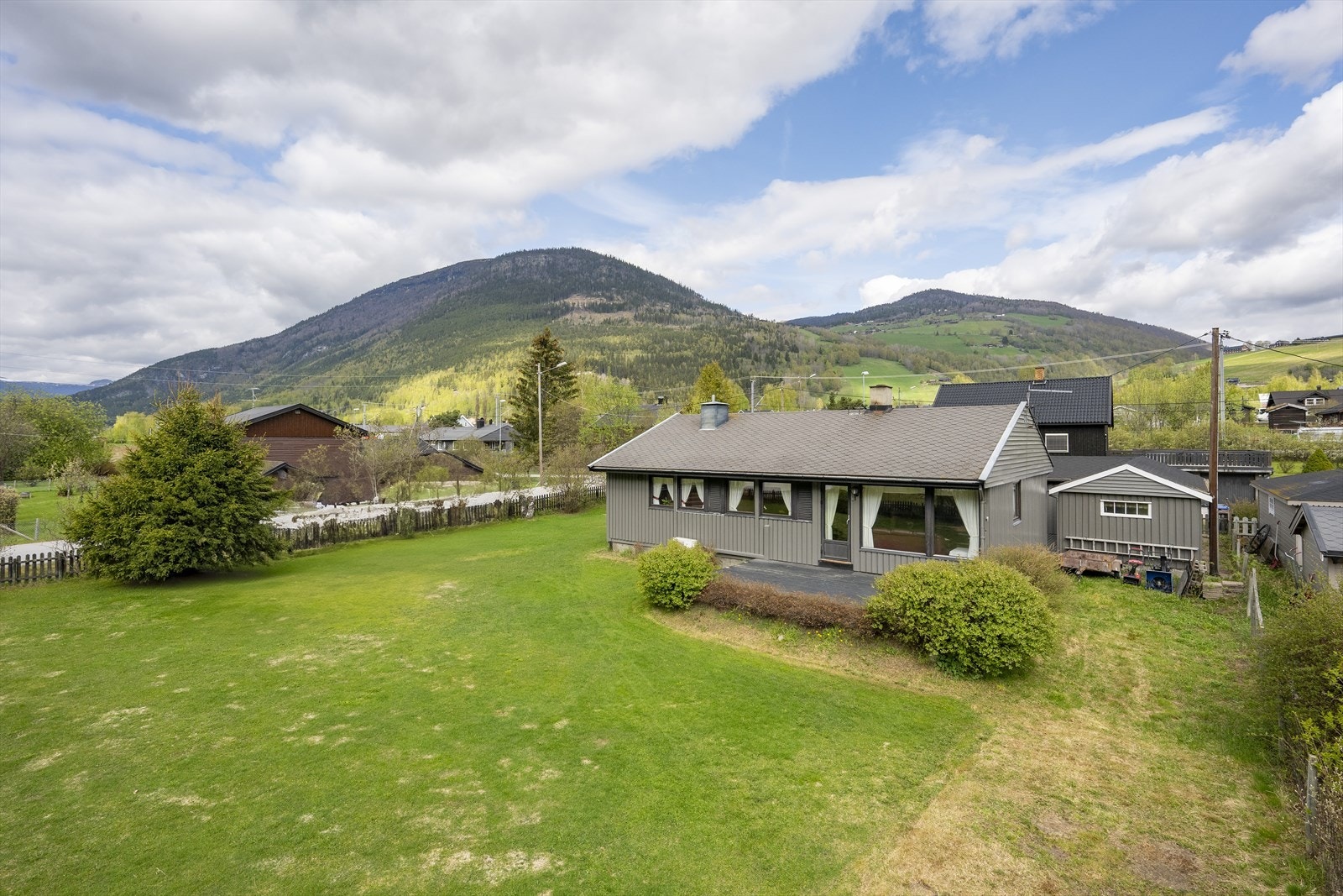 Tomten er opparbeidet m/grøntarealer, hekkeplanter samt busker/trær. Galleribilde