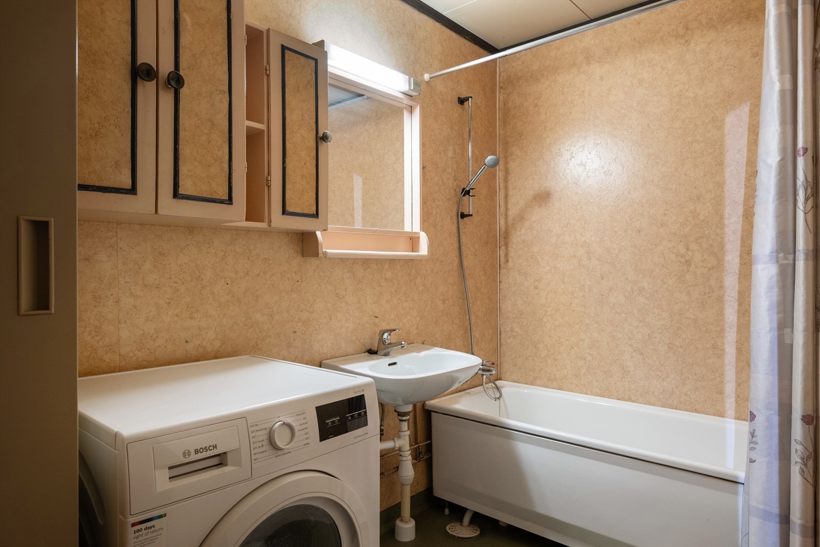 Badet har våtromstapet og gulvbelegg, og er enkelt innredet. Galleribilde