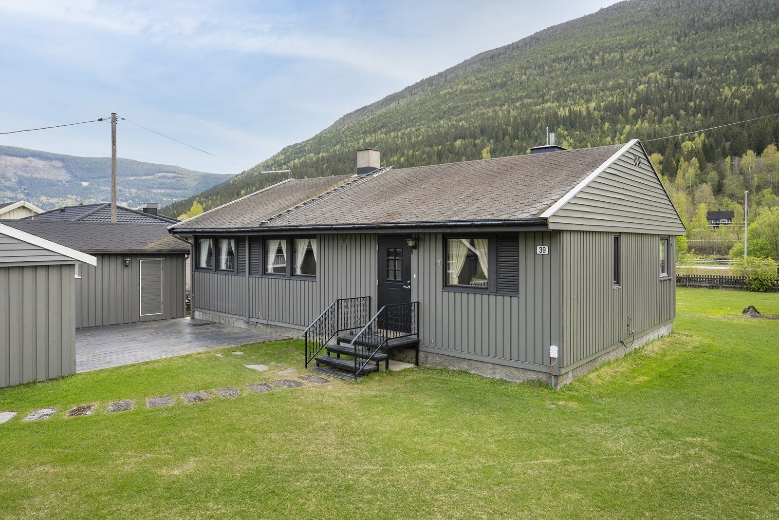 Over inngangen er det et lite takutstikk, og en enkel ståltrapp med noen få trinn tar deg videre inn. Galleribilde