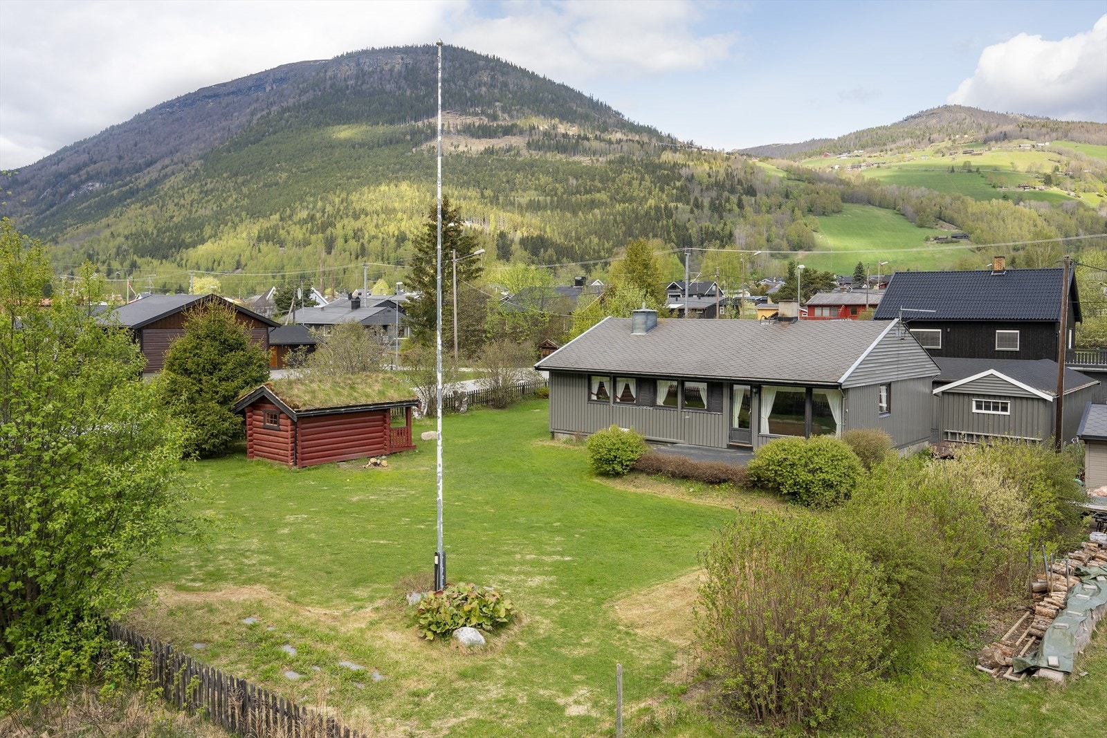 Elvevegen 39 ligger sentralt til på en romslig tomt litt nedenfor Kvam sentrum. Stabburet medfølger ikke - det blir fjernet før overtagelse. Galleribilde