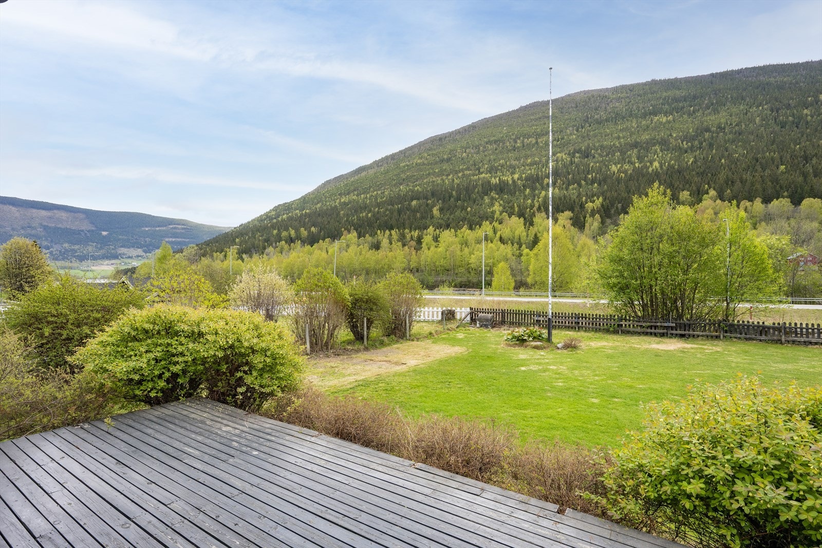 Usjenert uteplass med fint utsyn mot områdene omkring. Galleribilde