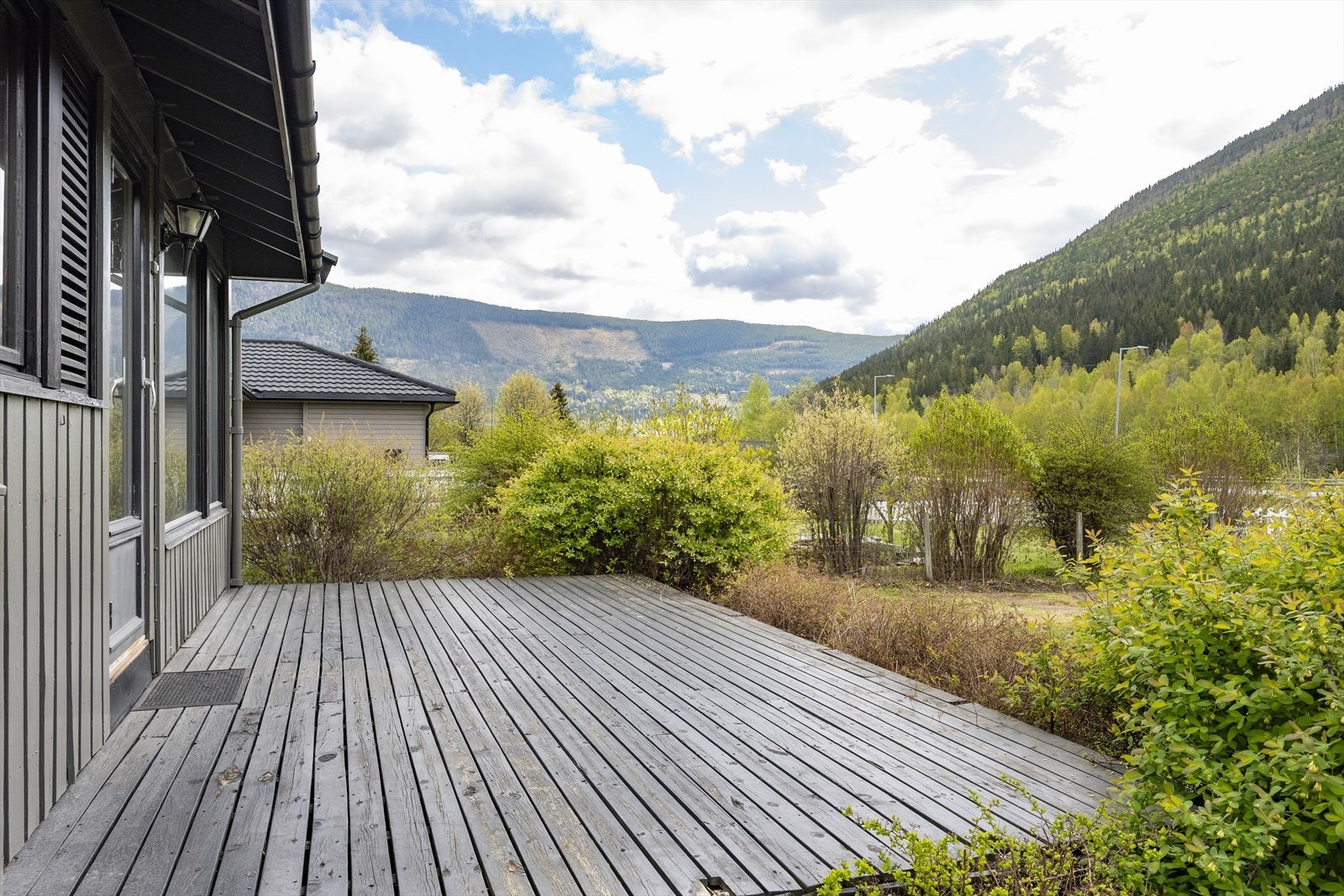 Hekkeplanter og busker hindrer innsyn fra naboeiendom. Galleribilde