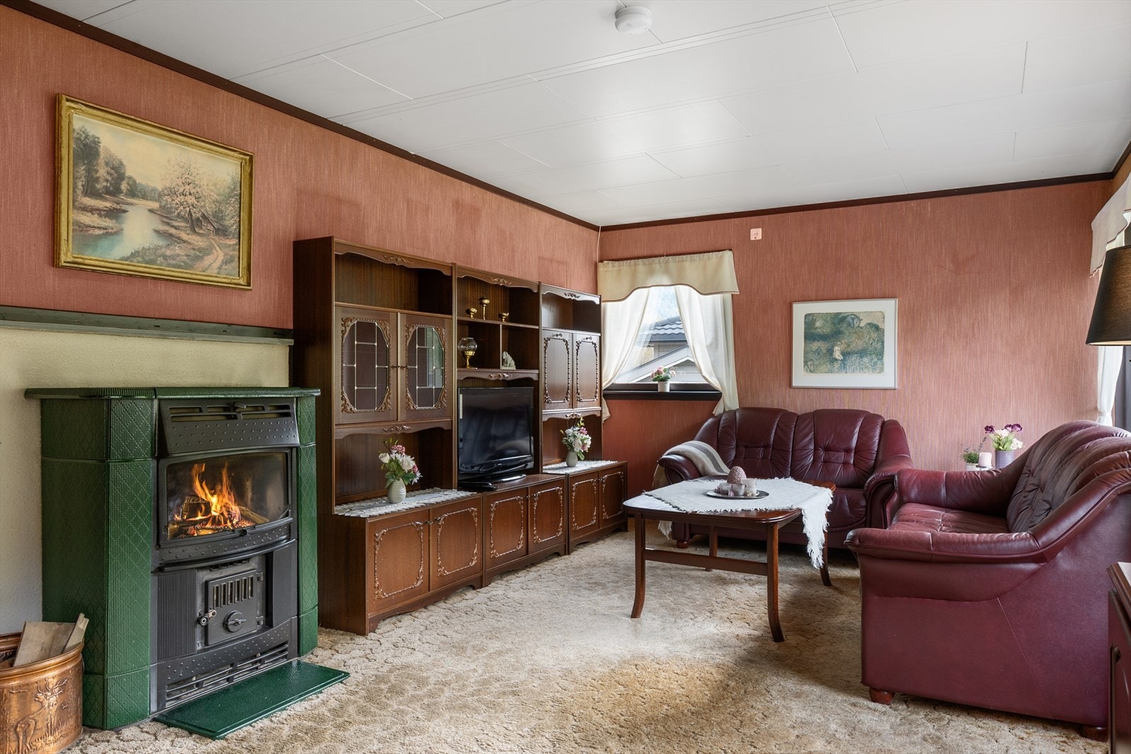 En hyggelig, grønn ovn gir rommet særpreg. Galleribilde