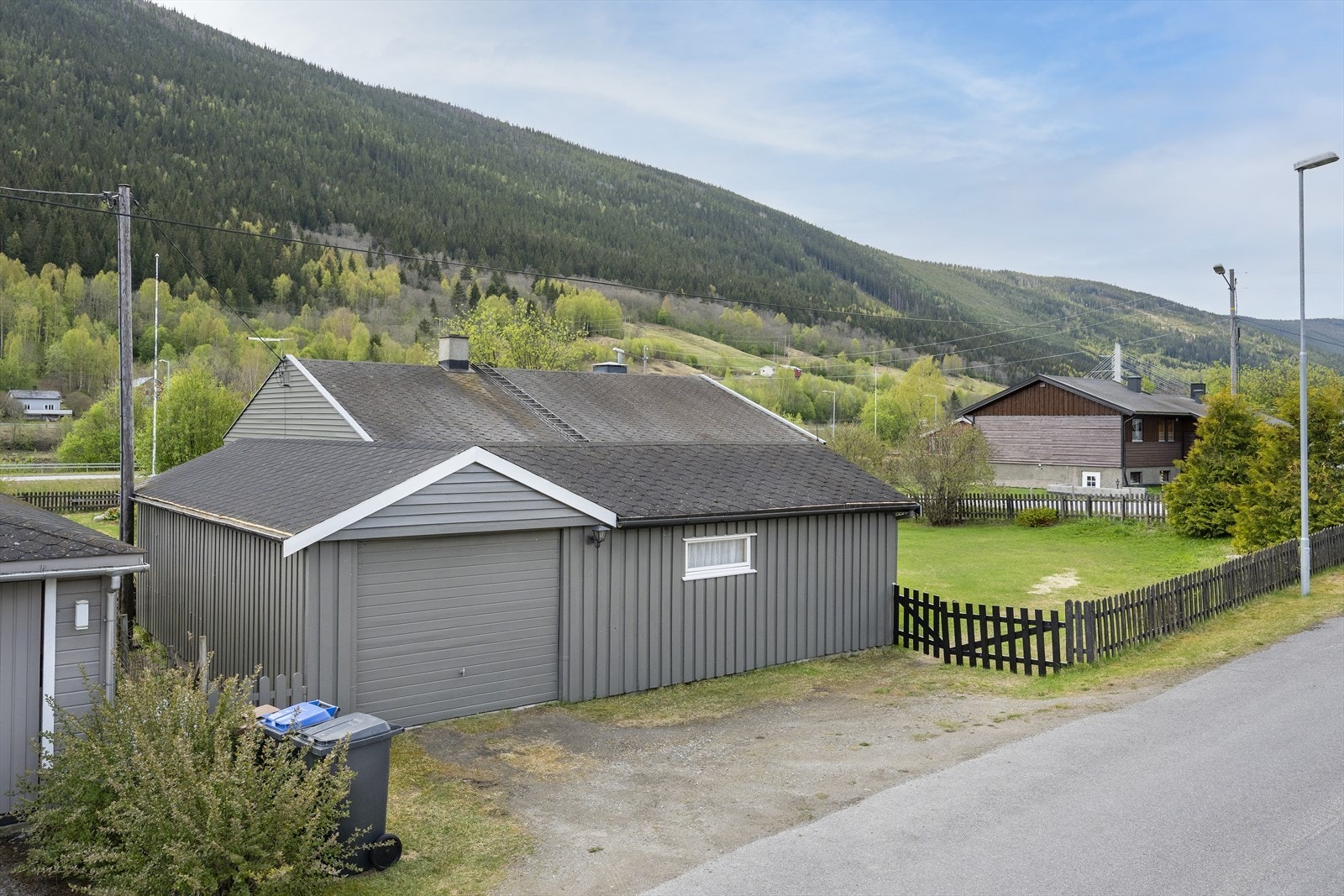 Det er parkering i garasje, samt 1 biloppstillingsplass. Gateparkering ved behov. Galleribilde