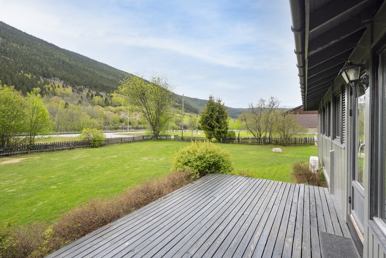 Fra stua er det dør ut til markterrasse og hageområdet. Galleribilde