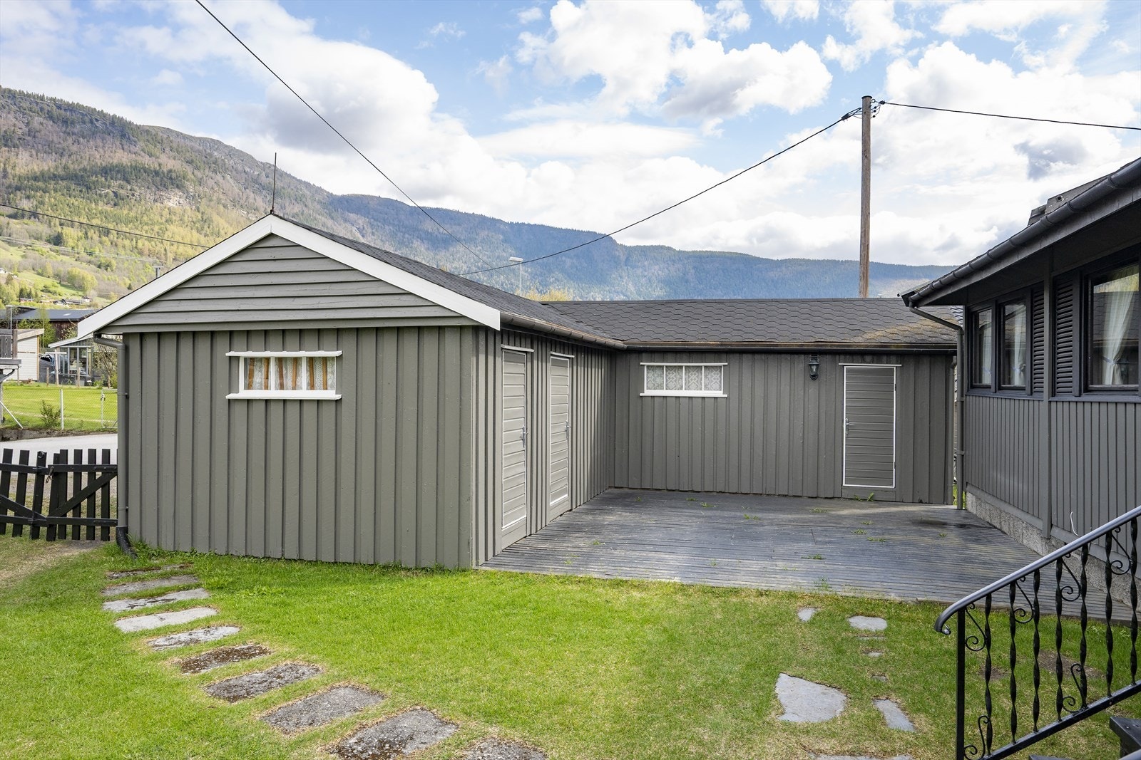 Mellom garasjen og inngangen til boligen er det lagt en liten, hellelagt sti. Galleribilde