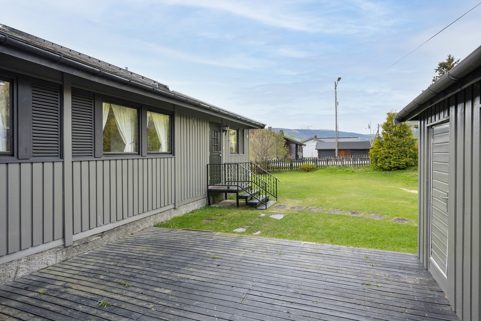 På baksiden av garasje/boder er det anlagt en hyggelig, lun uteplass. Galleribilde