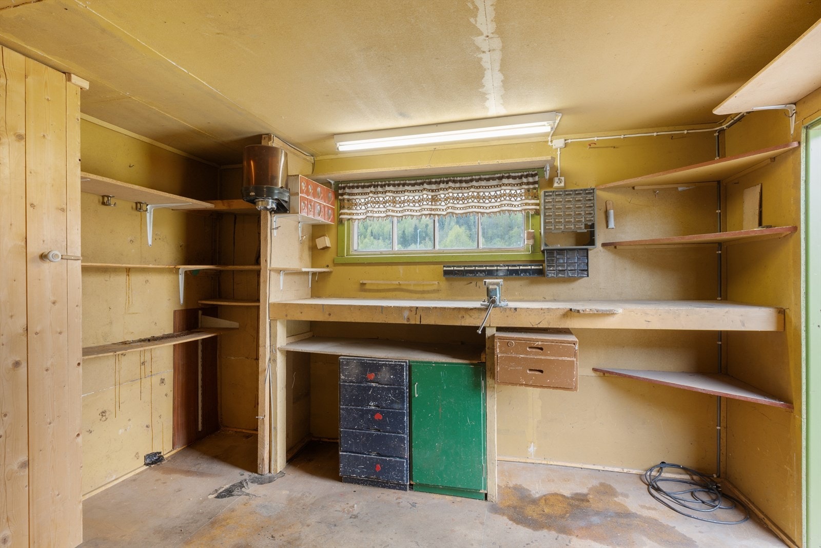 Utvendig bod- Boligen har både innvendig bod samt flere boder i tilknytning til garasjen. Galleribilde