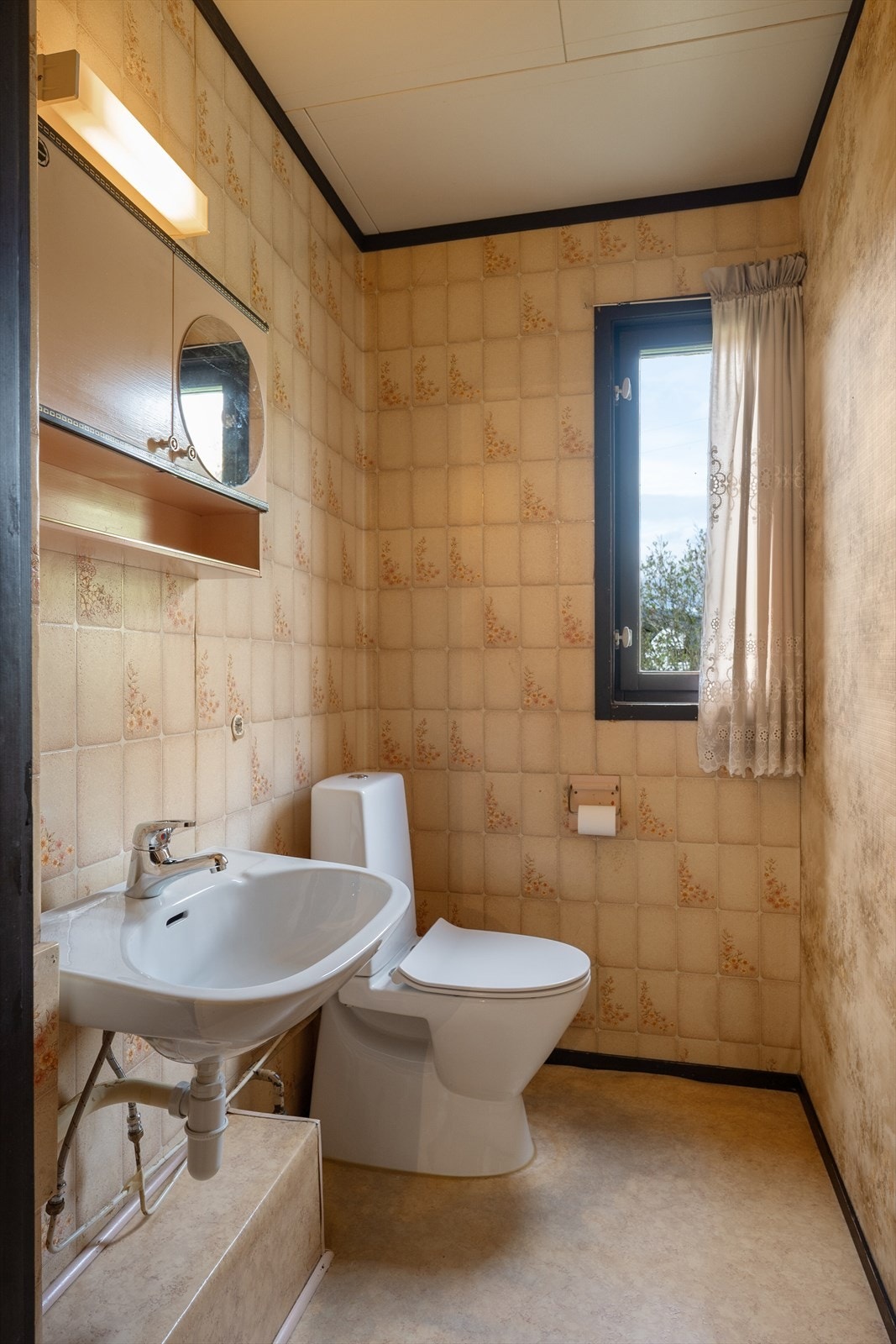 Separat wc-rom innredet med servant, speil og toalett. Galleribilde