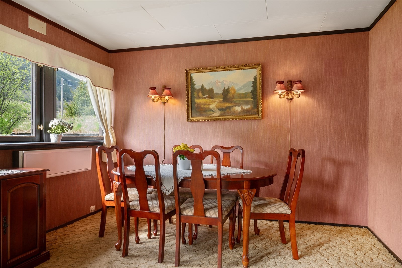 Hyggelig spisestue med utsikt mot hagen. Galleribilde