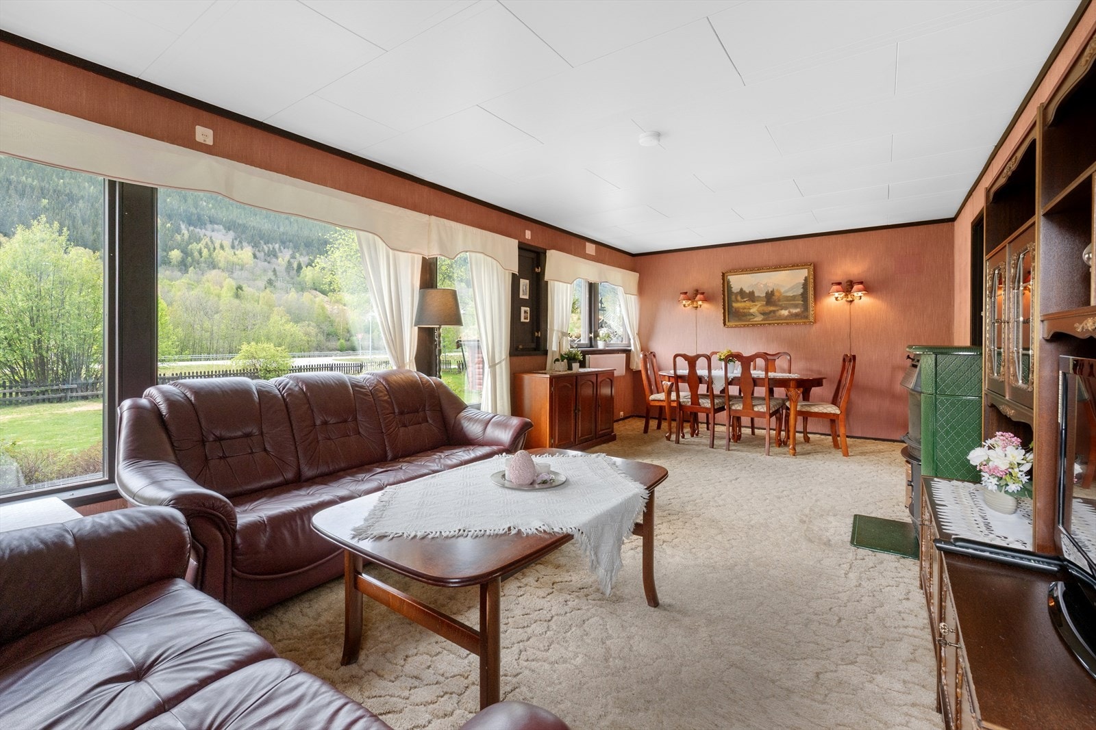 Stua har gode vindusflater m/godt lysinnslipp og det er plass til sofagruppe og spisestue mm. Galleribilde