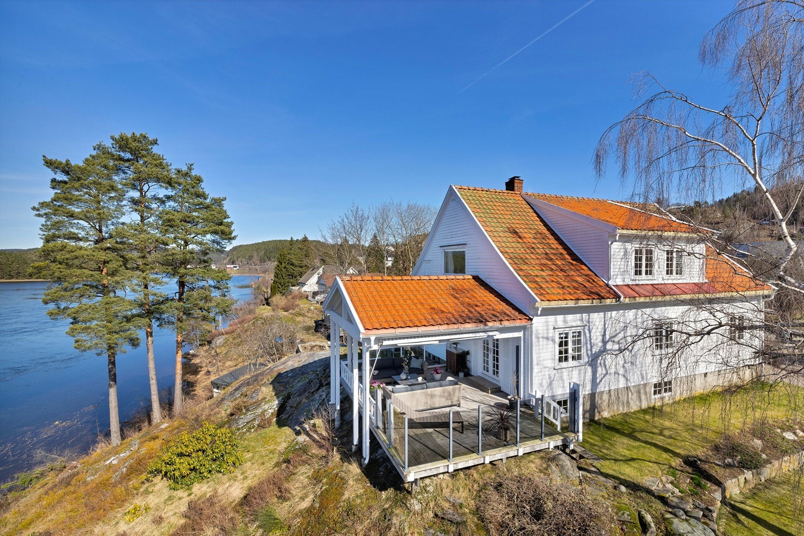 Flotte, lune uteplasser med nydelig utsikt over Otra og Heiane Galleribilde