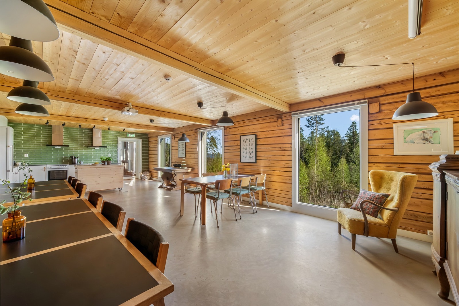 Oppholdsrom på låven. Her er god plass til hjemmekontor, samlinger eller kreative verksted. Galleribilde