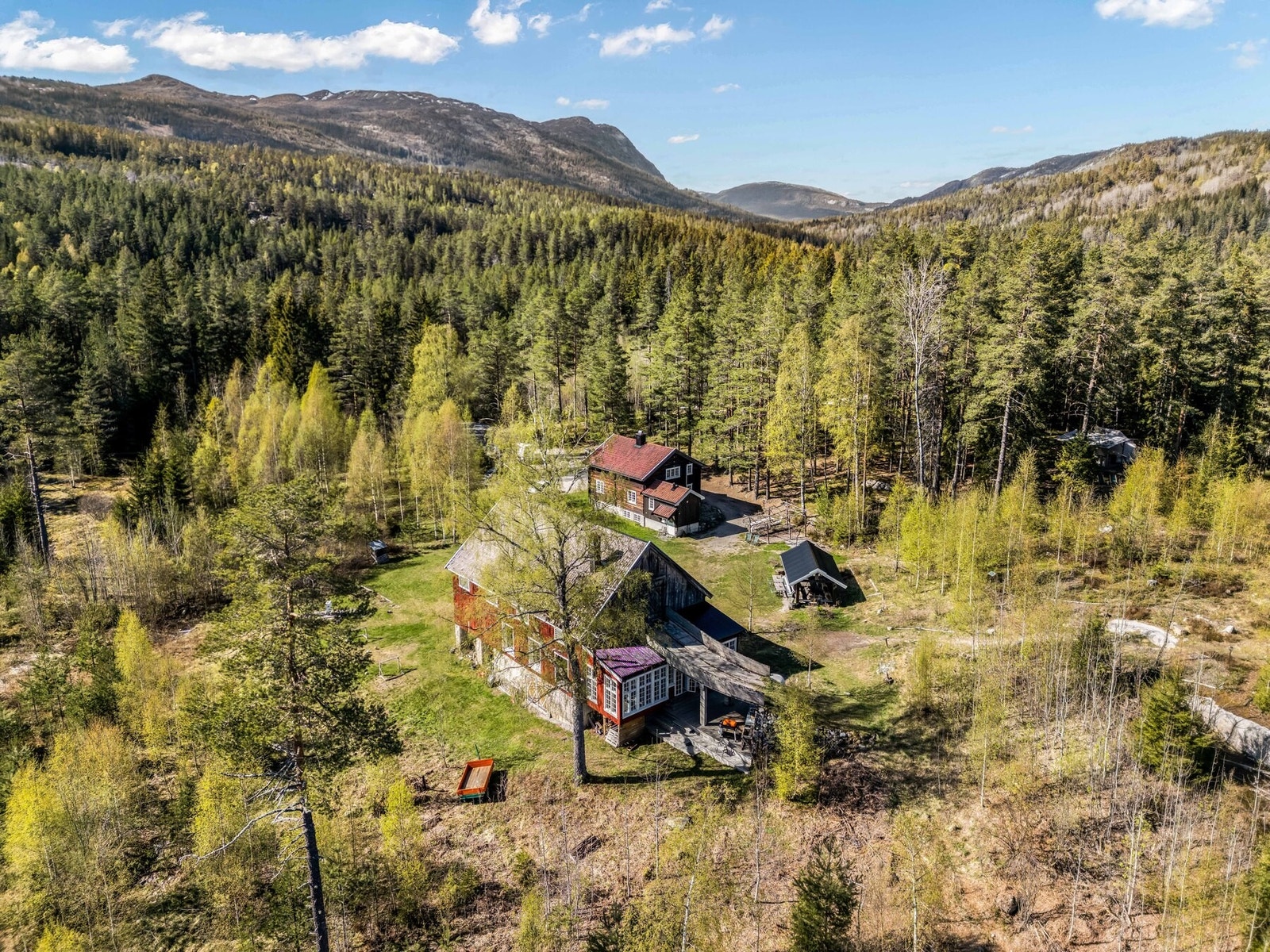 Aud Elin Lio v/ Lokalmegleren & Partners har gleden av å presentere Skjelbreidvegen 179!
Eiendommen inneholder ett bolighus med utleiedel i kjelleren, en låve med koselige oppholdsrom, stor vinterhage og en grillhytte. Galleribilde