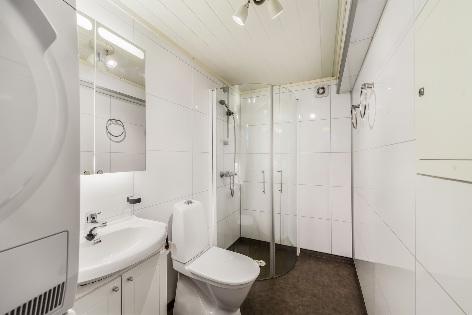 Bad i undertasjen med opplegg for vaske- og tørkemaskin. Det er i tillegg en vaskekjeller, bod og teknisk rom i etasjen. Galleribilde