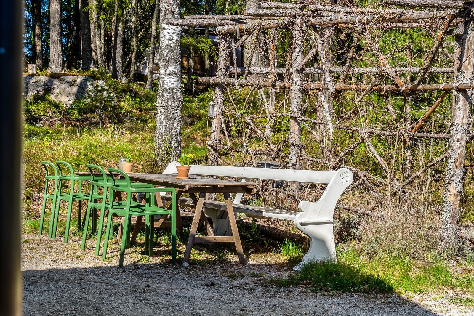 Sommerstid er dette den fineste uteplassen med kveldssol. På veggen bak benken vokser det ett mini kiwitre. Galleribilde