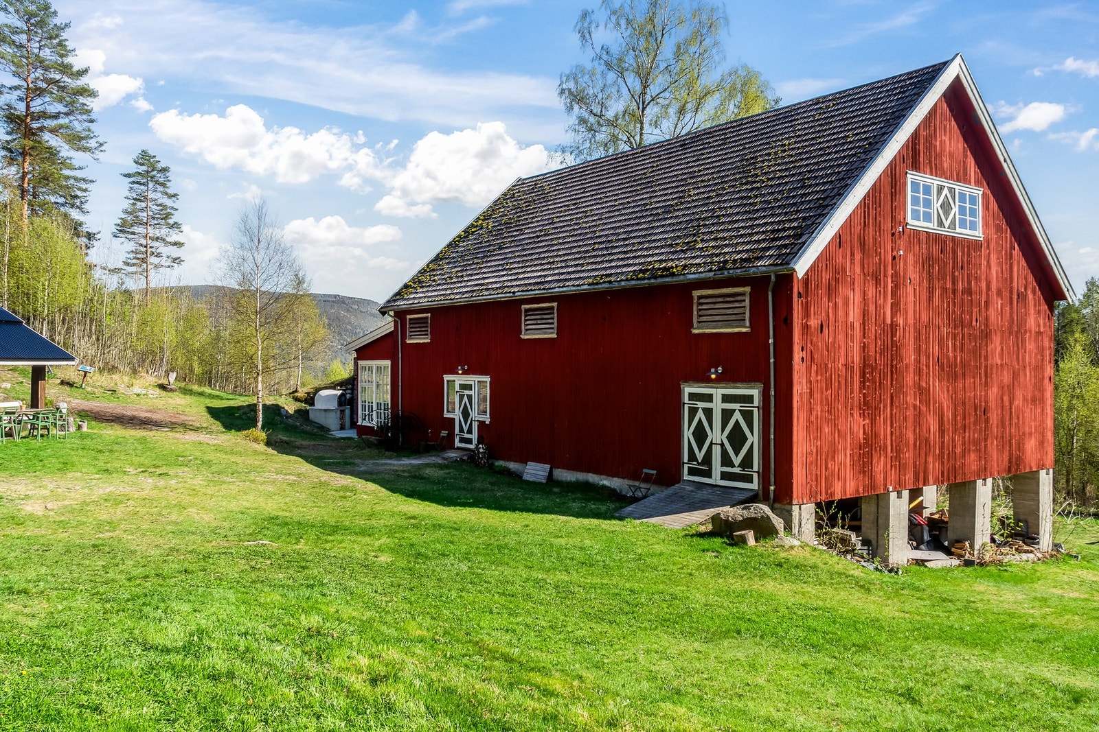 Låve med kjøkken, oppholdsrom og en stor isolert vinterhage samt to bad og toalettrom. Galleribilde