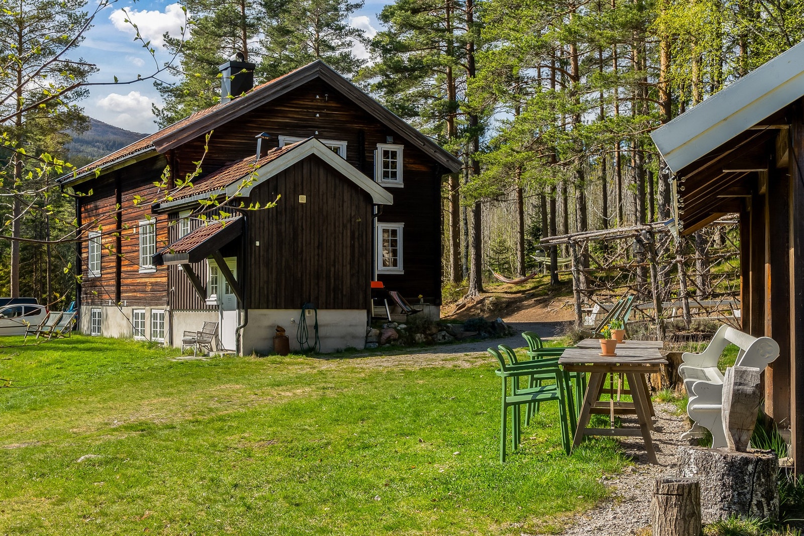 Bolighuset med en utleiedel i kjelleren. Galleribilde