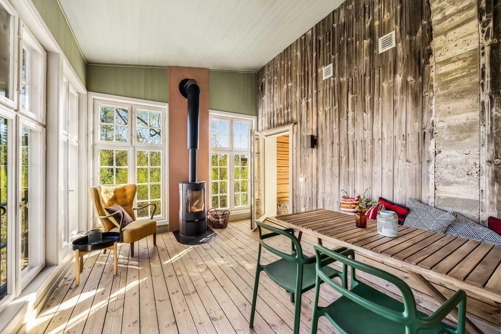 Her kan man kose seg og fyre opp i peisen. Galleribilde