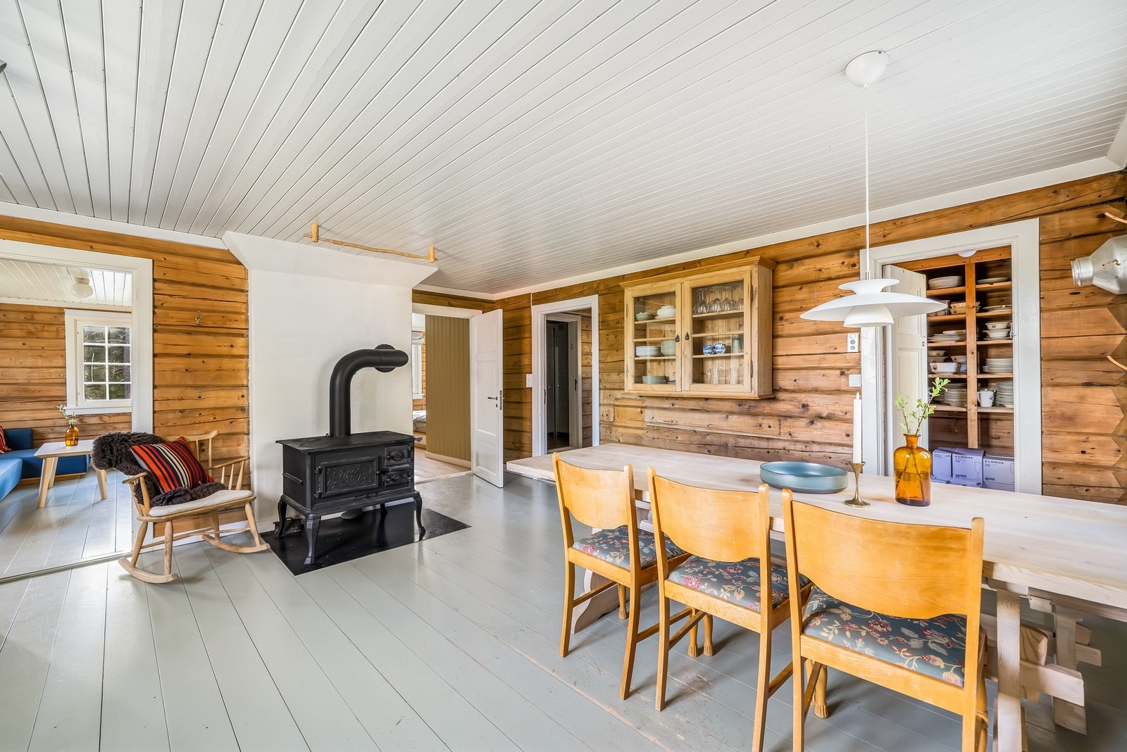 Det er vannbåren gulvvarme i hele 1. etasje. Eldre vedkomfyr av merket Oslo Metallstøberi No 29. Galleribilde